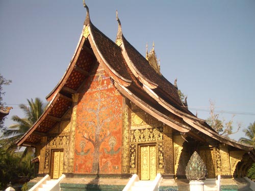 พระอุโบสถวัดเซียงทอง เมืองหลวงพระบาง มีการใช้กระจกสีประดับเป็นรูปภาพ Wat Xieng Thong at luang prabang