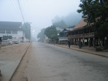 ถนนหน้าพระราชวังในยามเช้าปกคลุมด้วยหมอกที่เมืองหลวงพระบาง